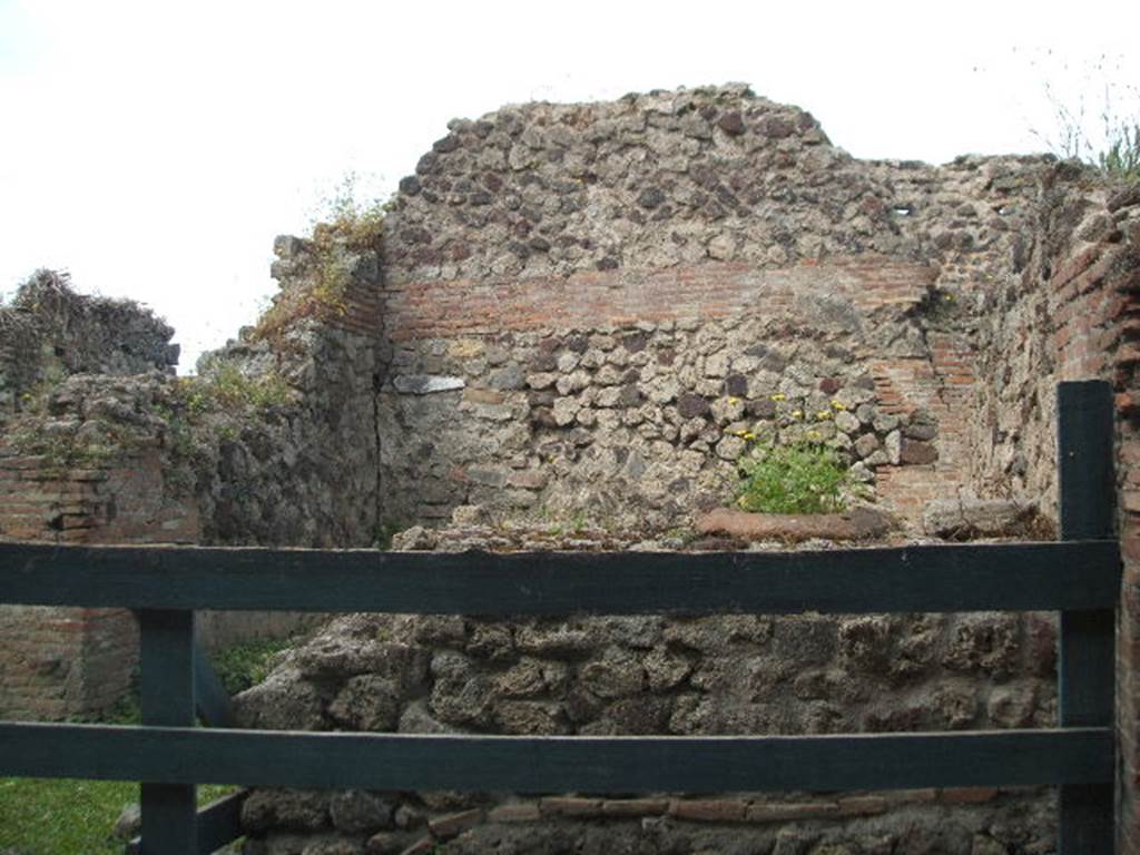 VII.6.15 Pompeii. May 2005. Looking west across bar-room. On the right is the two-sided sales-counter with only one urn.