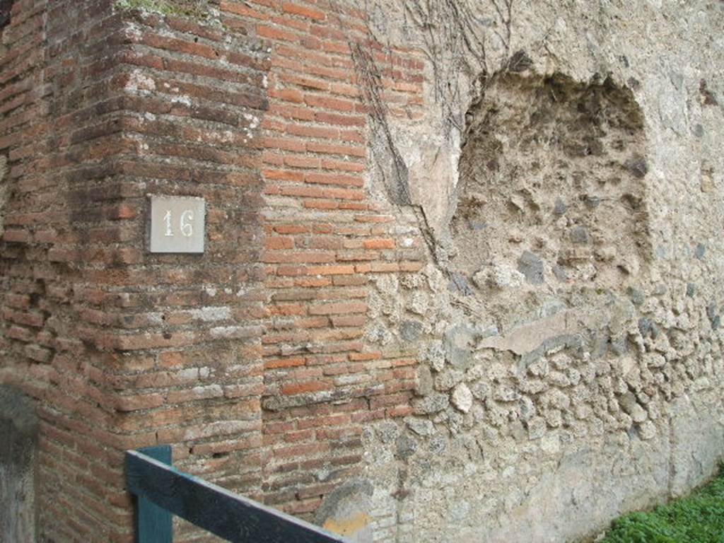 VII.6.16 Pompeii. December 2004. South wall of shop-room.