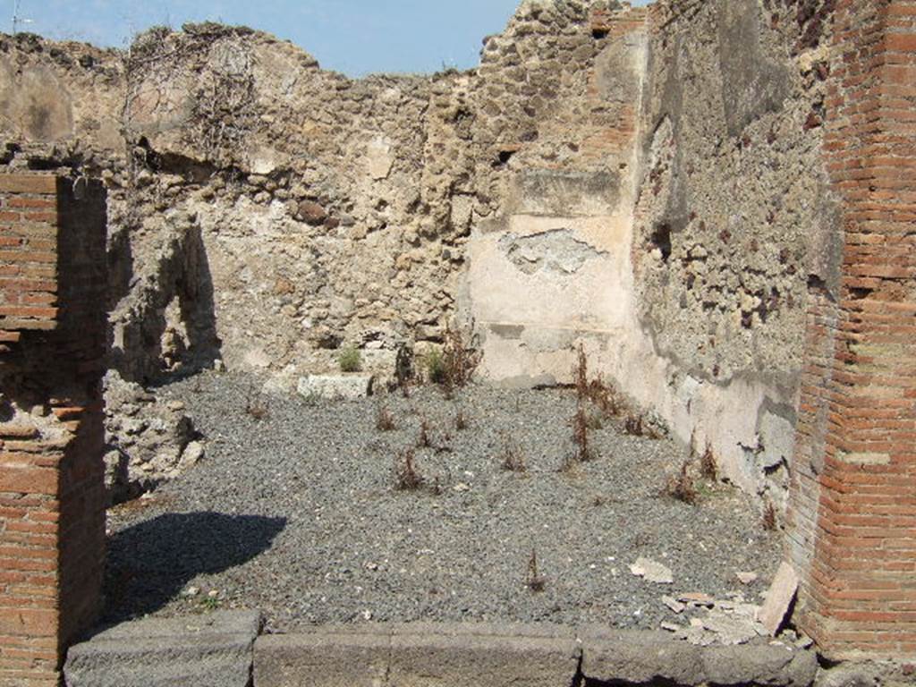 VII.6.31 Pompeii. September 2005. Looking north across shop from entrance. Against the north wall the base of two steps for the staircase can be seen. Fiorelli described this as �a shop with the usual staircase�.
