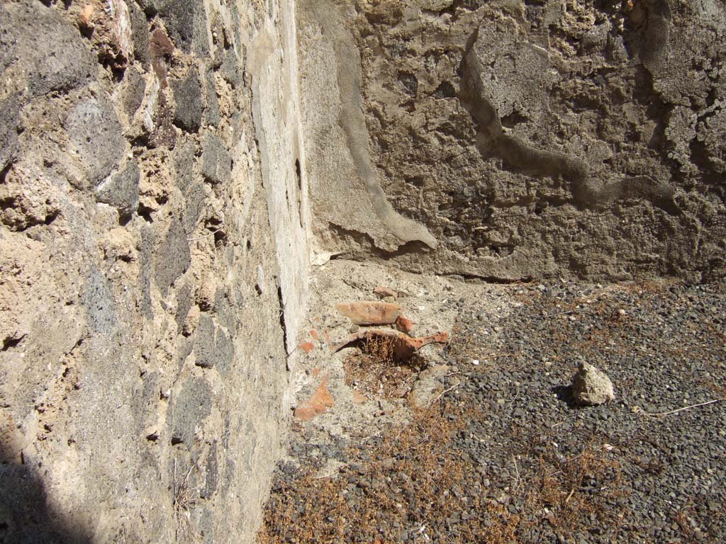 VII.6.35 Pompeii. September 2005. North-east corner, looking east.