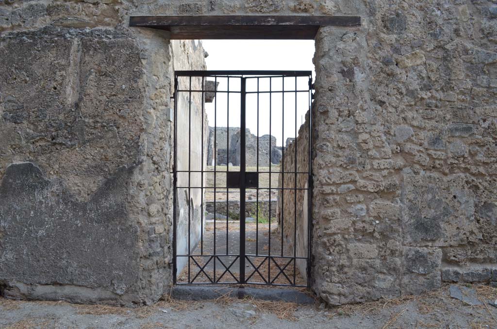 VII 6 38 Pompeii. September 2019. Looking east along entrance corridor.
Foto Annette Haug, ERC Grant 681269 DÉCOR.
