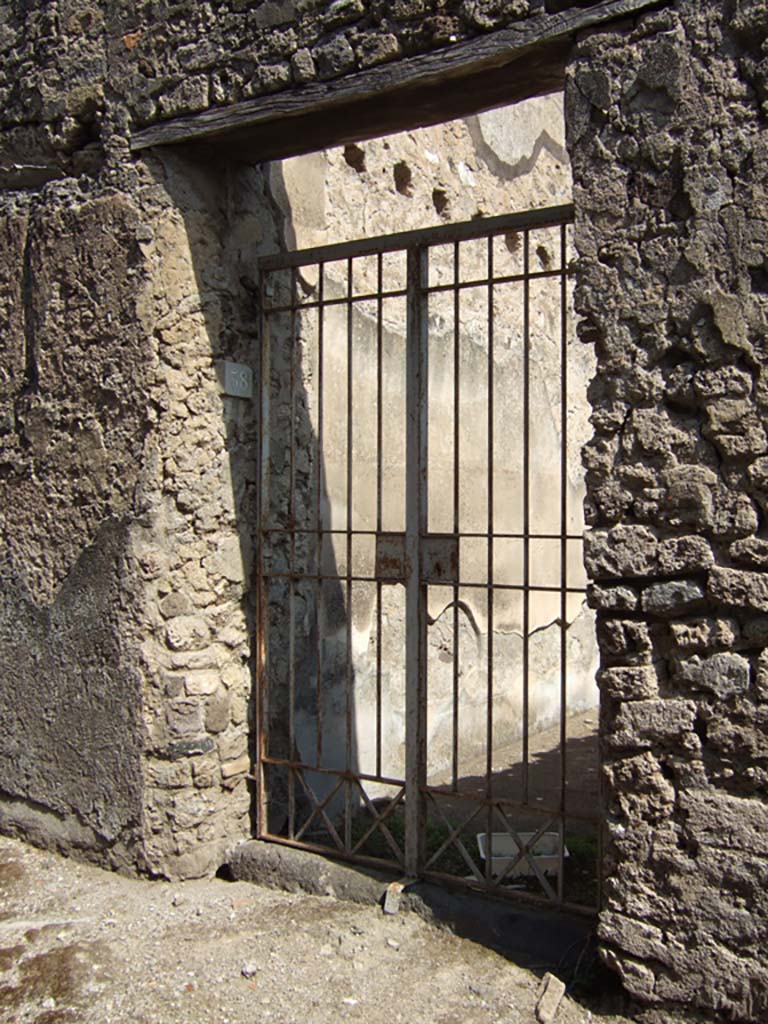VII.6.38 Pompeii. September 2005. Entrance doorway.
According to NdS, found on the rustic plaster on the right of the doorway was –
5.
