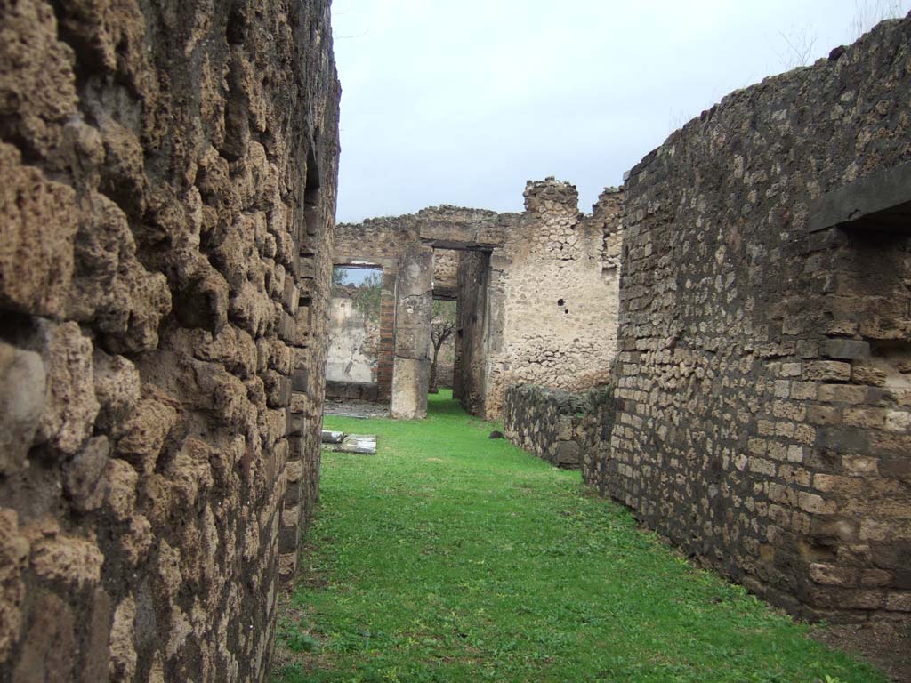 VII.7.2 Pompeii. December 2005. Looking north-east from entrance doorway towards area “f”, on south side of corridor “l” (L).
According to Eschebach, on the east side of the atrium was a yard, possibly with a masonry triclinium.
See Eschebach, L., 1993. Gebäudeverzeichnis und Stadtplan der antiken Stadt Pompeji. Köln: Böhlau. (p.299).
