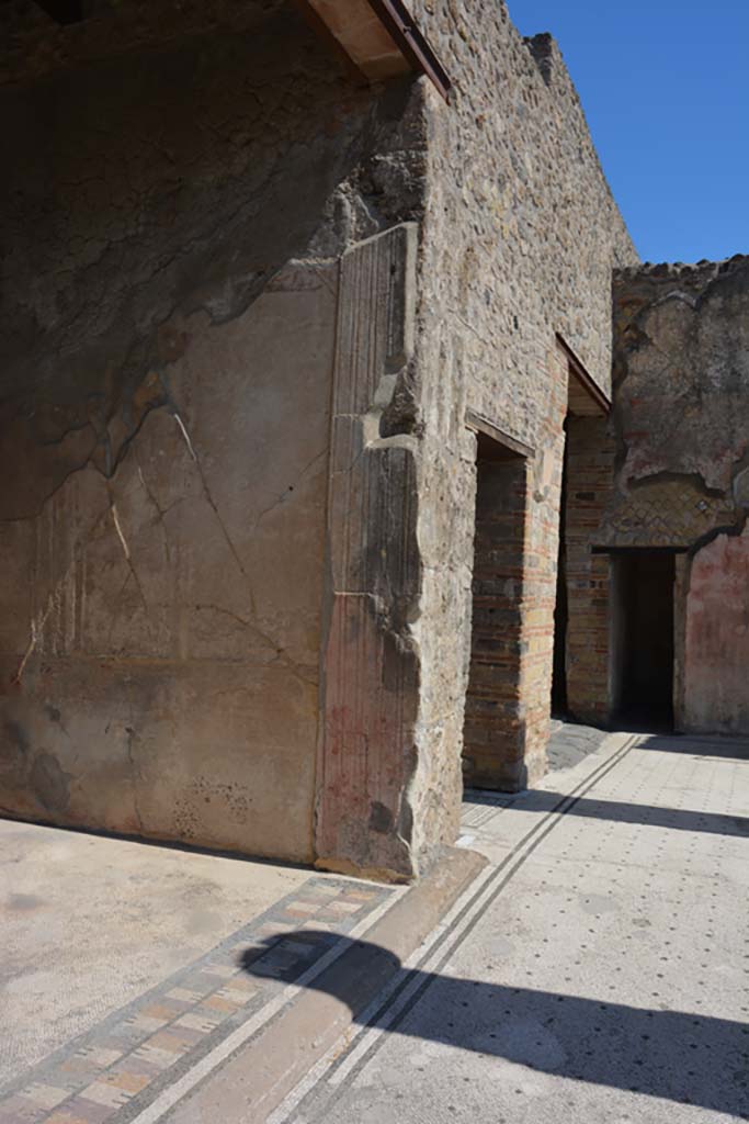 VII.7.5 Pompeii. September 2019. 
Exedra (u), looking towards south end of east wall, and north portico.
Foto Annette Haug, ERC Grant 681269 DÉCOR.
