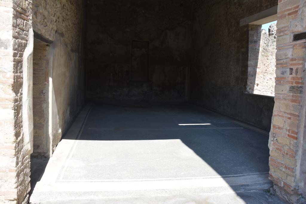 VII.7.5 Pompeii. September 2019. Triclinium (q), looking from north portico, on the left is a side doorway into corridor (r).
Foto Annette Haug, ERC Grant 681269 DÉCOR.
