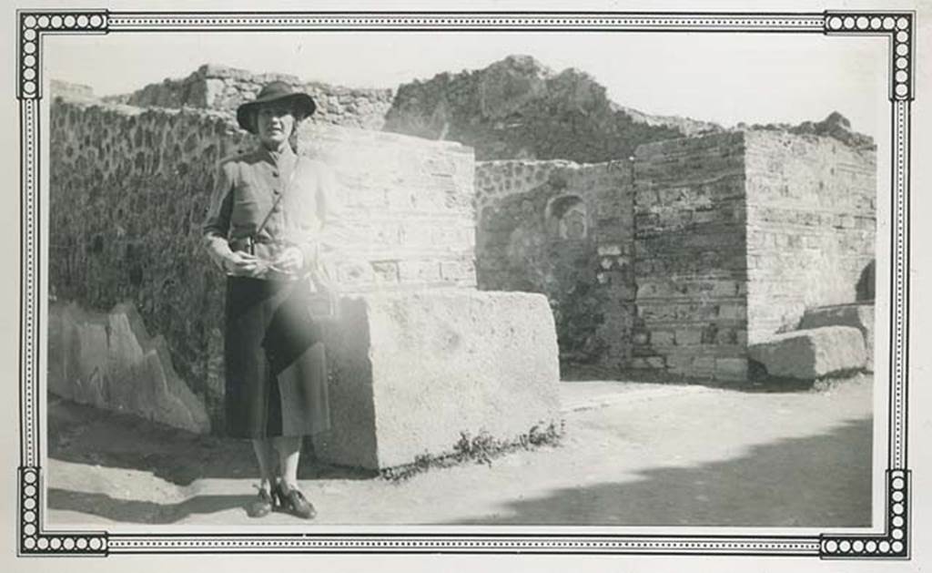 VII.7.5 Pompeii. March 1939. East wall of entrance corridor (a), on left, and entrance to VII.7.4, on right.
Photo courtesy of Rick Bauer.

