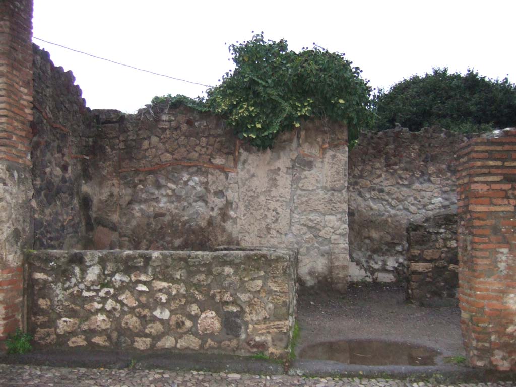 VII.7.9 Pompeii. December 2005. Looking north to entrance doorway.