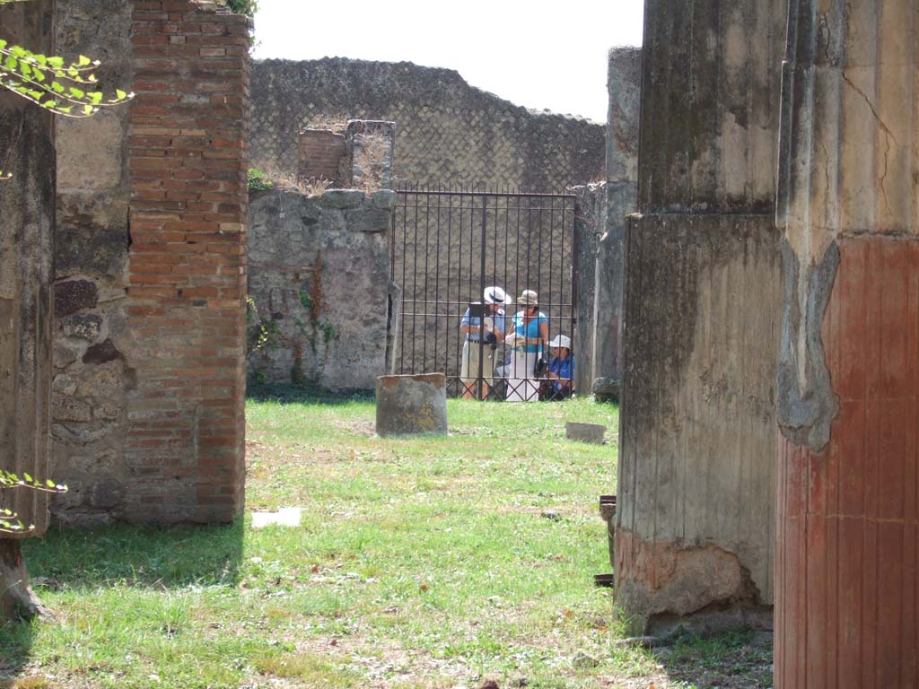 VII.7.13 Pompeii. September 2005. Looking south across peristyle, towards entrance doorway at VII.7.10