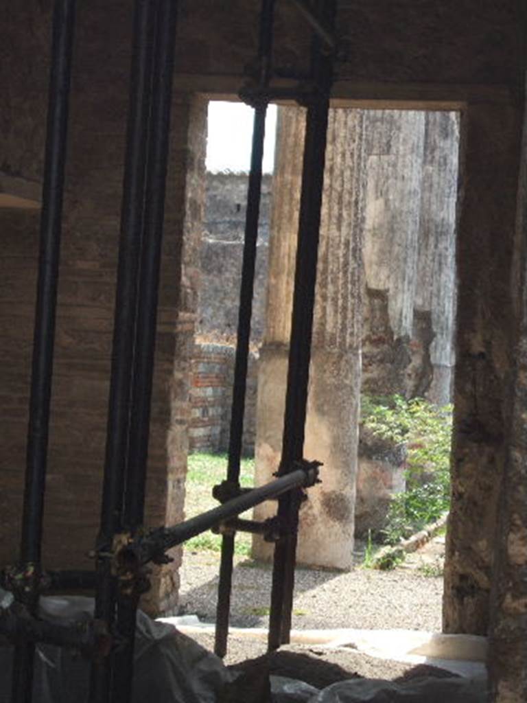 VII.7.14 Pompeii. September 2005. Looking south-east from end of corridor (r).