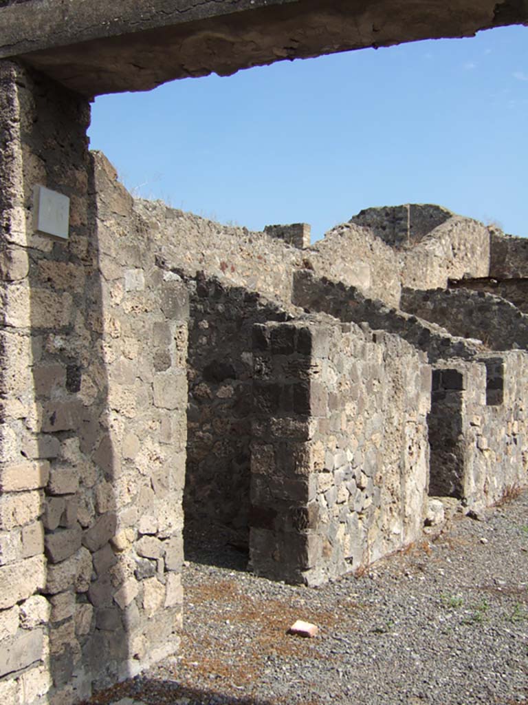 VII.7.16 Pompeii. September 2005. Looking north-east through entrance doorway.