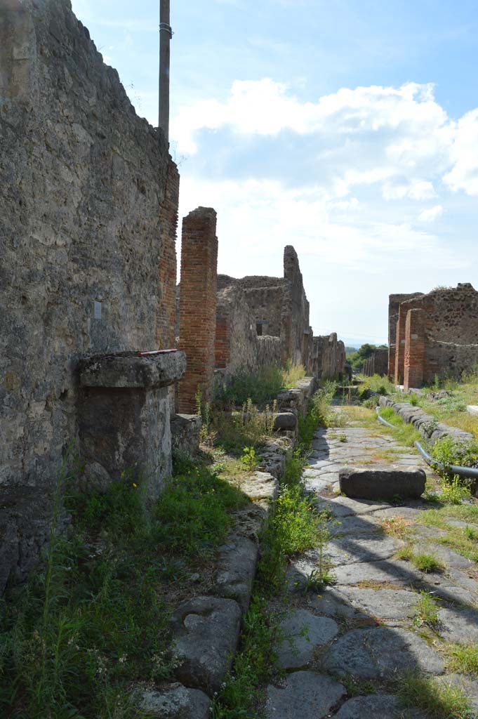 VII.7.22 Pompeii. October 2018. Looking west along Vicolo dei Soprastanti, with altar, on left.
Foto Taylor Lauritsen, ERC Grant 681269 D�COR.

