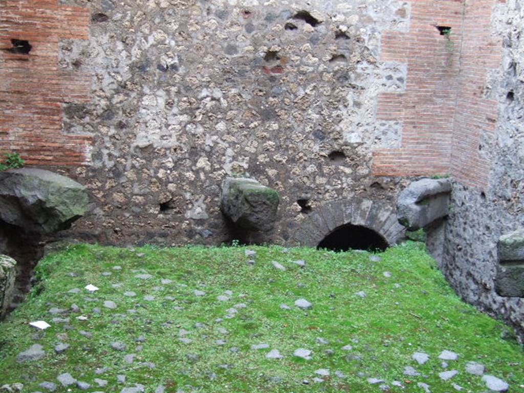 VII.7.28 Pompeii. December 2005. Looking towards west wall across latrine.