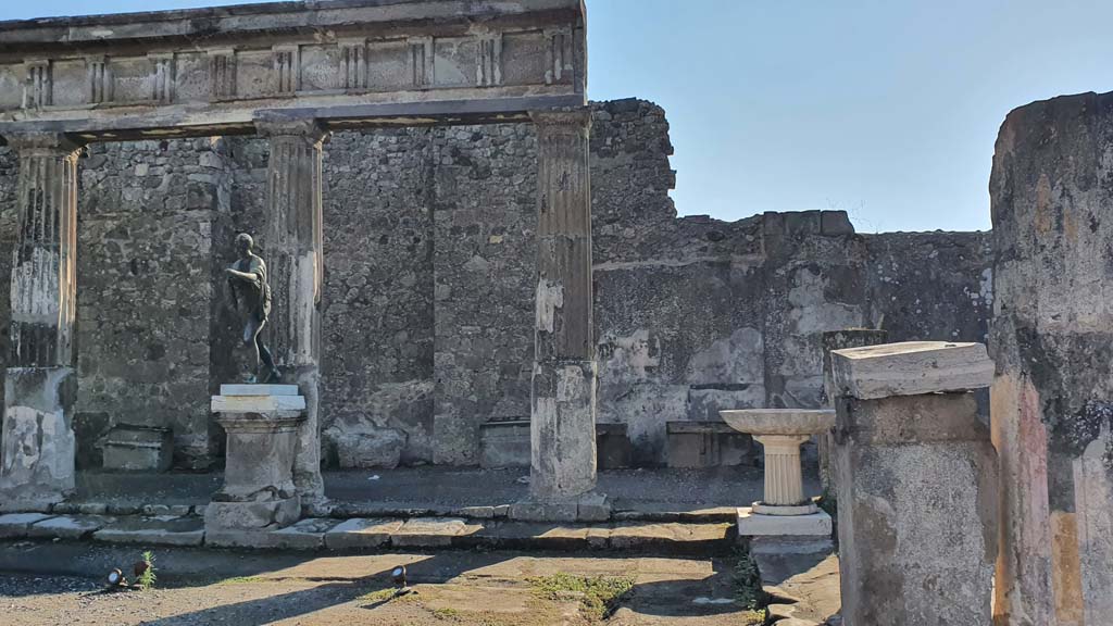 VII.7.32 Pompeii. July 2021. Looking east along south side towards south-east corner.
Foto Annette Haug, ERC Grant 681269 DÉCOR.

