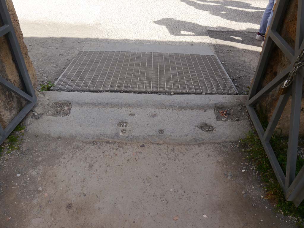 VII.7.32 Pompeii. March 2019. Looking east to Forum from doorway in north-east corner of Temple, detail of threshold. 
Foto Anne Kleineberg, ERC Grant 681269 DÉCOR.
