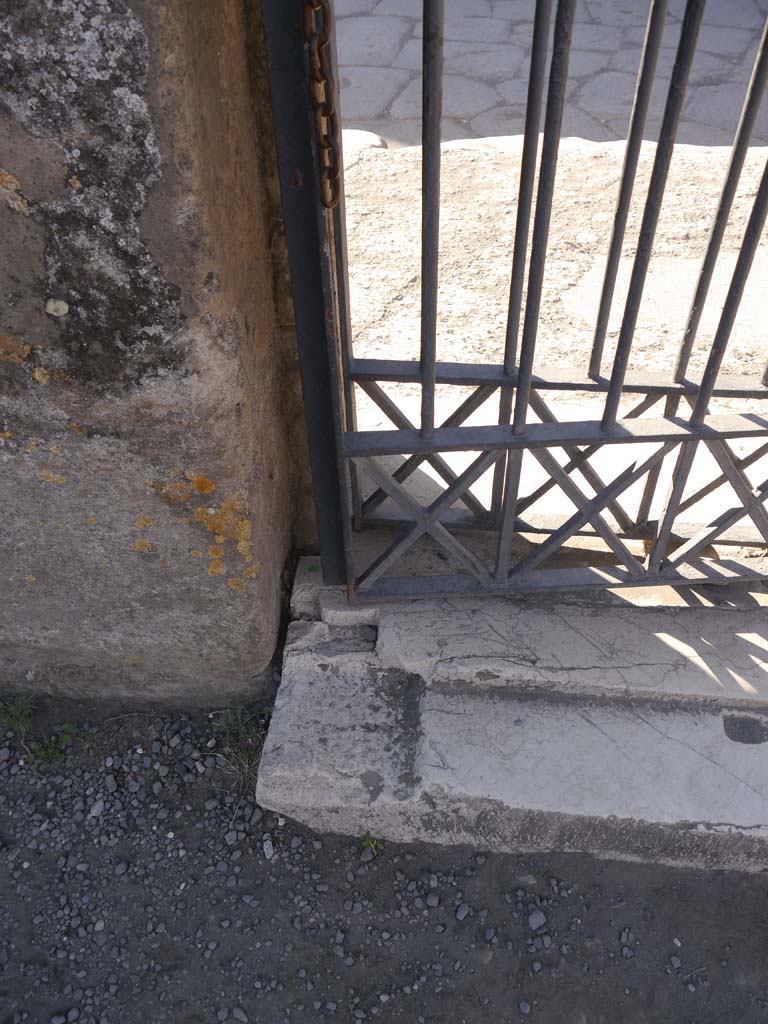 VII.7.32, Pompeii. September 2018. Looking south to interior of doorway threshold, at east end of doorway.
Foto Anne Kleineberg, ERC Grant 681269 DÉCOR.

