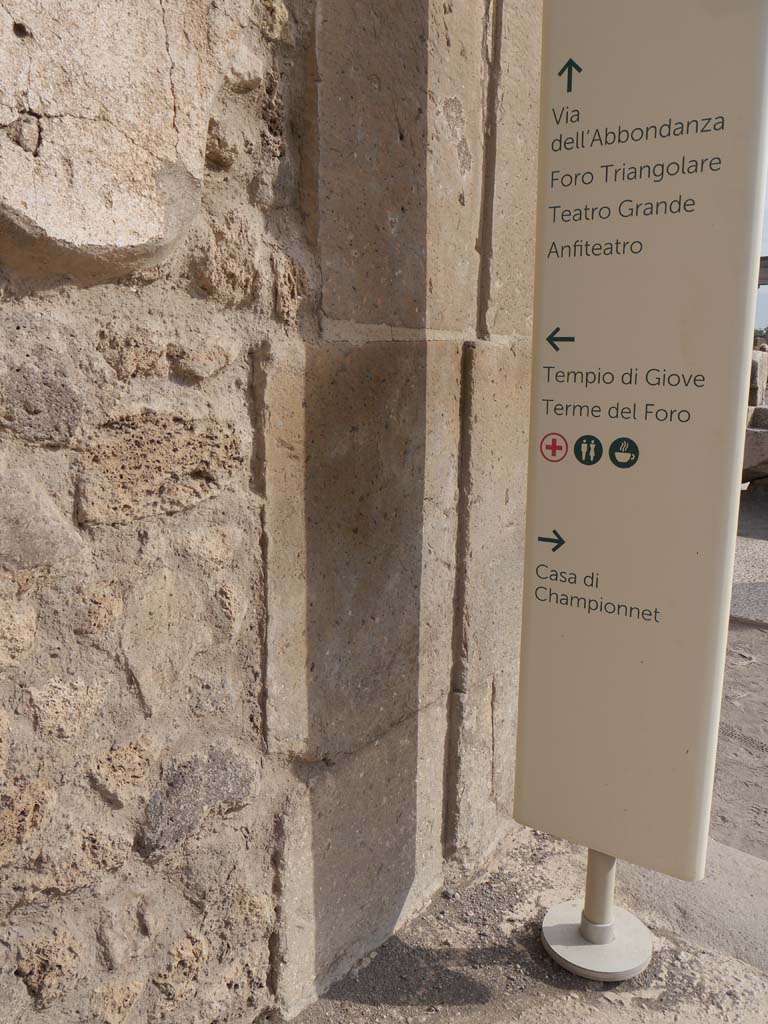 VII.7.32, Pompeii. September 2018. East end of exterior south wall of Temple.
Foto Anne Kleineberg, ERC Grant 681269 DÉCOR.
