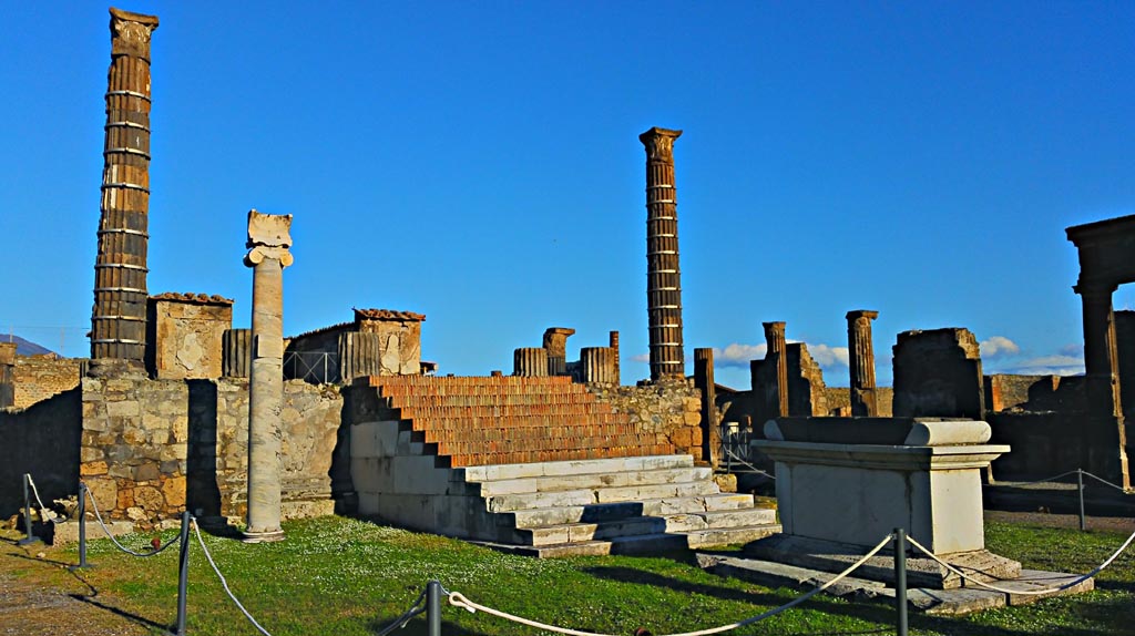 VII.7.32 Pompeii. December 2019. 
Looking north-east towards podium from south-west corner. Photo courtesy of Giuseppe Ciaramella.
