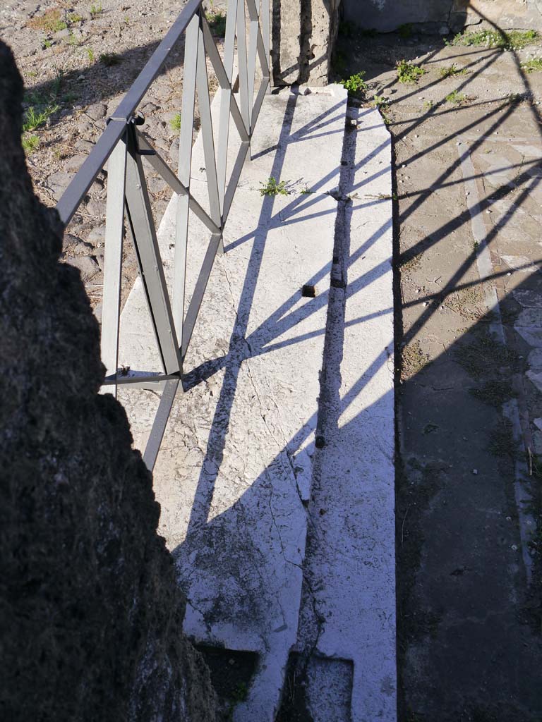 VII.7.32, Pompeii. September 2018. Looking west across interior threshold of cella entrance doorway.
Foto Anne Kleineberg, ERC Grant 681269 DÉCOR.

