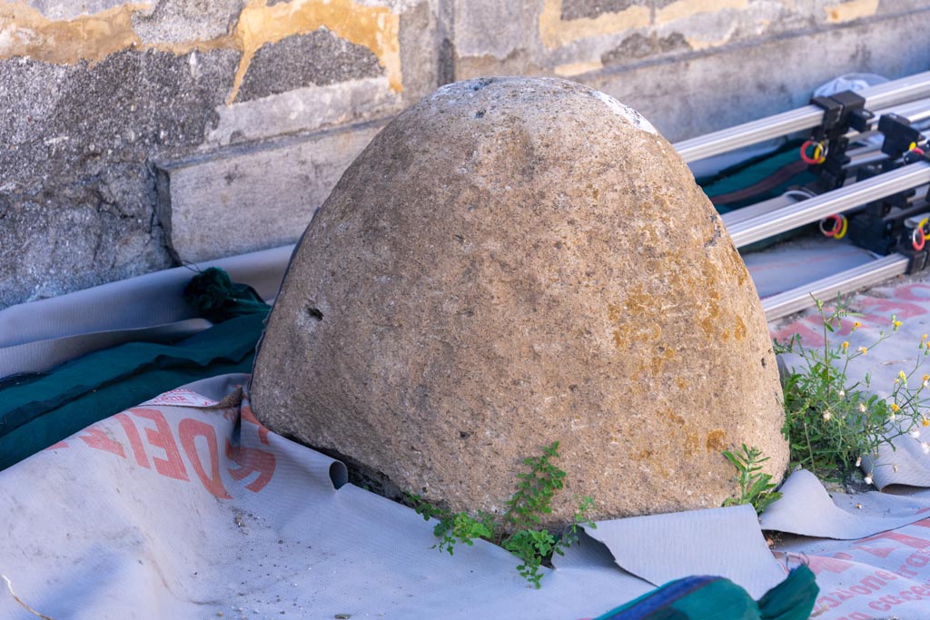 VII.7.32 Pompeii. October 2023. Omphalos near west wall. Photo courtesy of Johannes Eber.