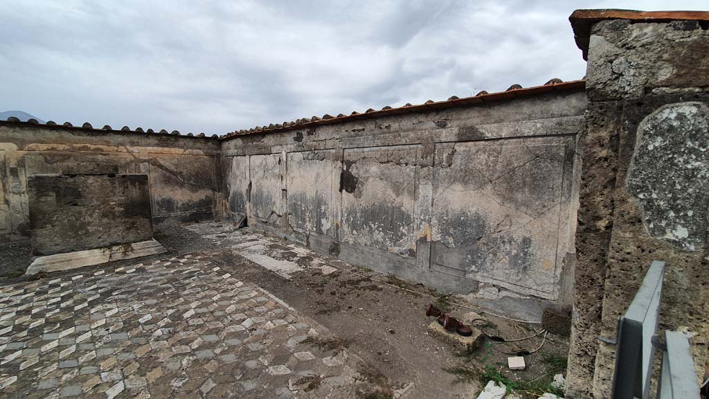 VII.7.32 Pompeii. August 2021. Looking towards north-east corner and east wall, from entrance doorway.
Foto Annette Haug, ERC Grant 681269 DÉCOR.
