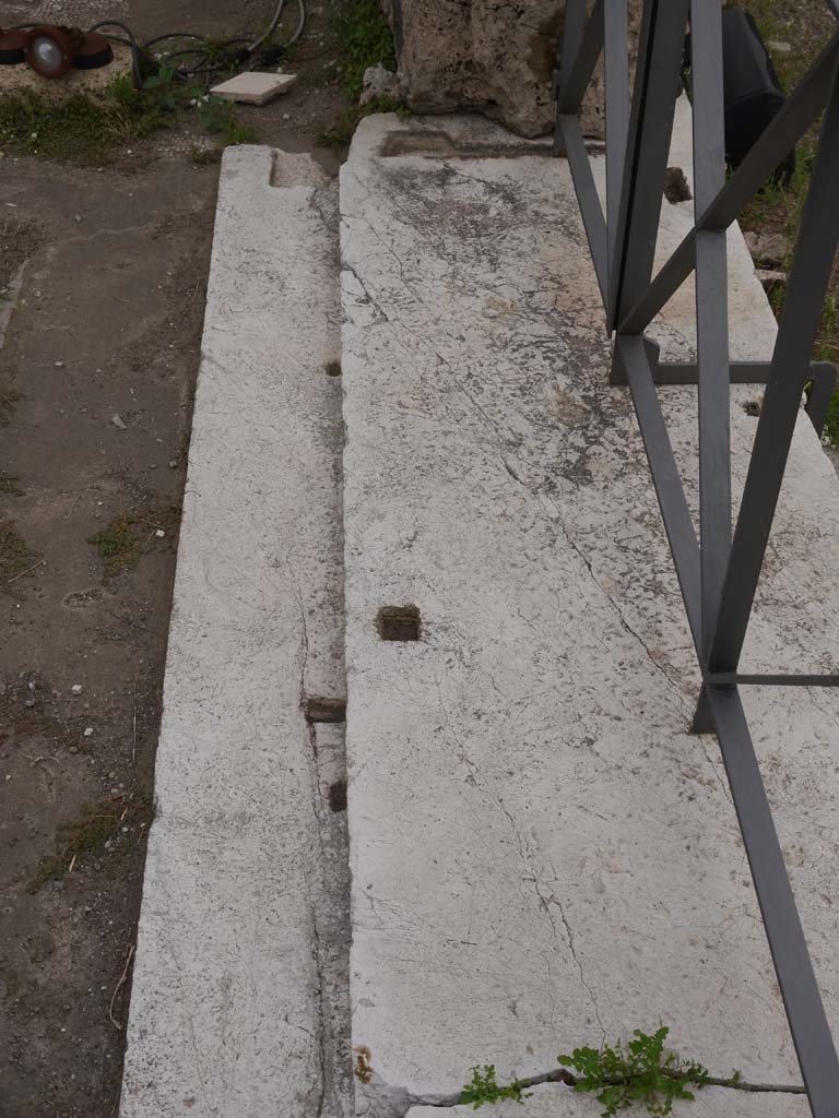 VII.7.32, Pompeii. September 2018. Looking east along threshold towards south-east corner.
Foto Anne Kleineberg, ERC Grant 681269 DÉCOR.
