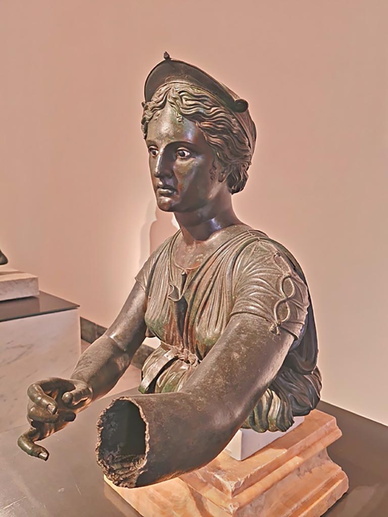 VII.7.32 Pompeii. April 2023. Detail of bronze statue of Artemis. 
On display in “Campania Roman” gallery in Naples Archaeological Museum, inv. 4895.
Photo courtesy of Giuseppe Ciaramella.
