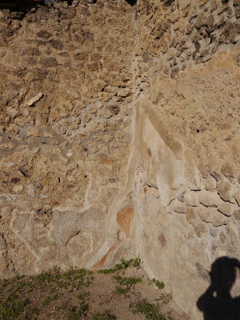 VII.7.32, Pompeii. September 2018. 
Looking towards remaining stucco decoration in north-west corner of portico.
Foto Anne Kleineberg, ERC Grant 681269 DÉCOR.

