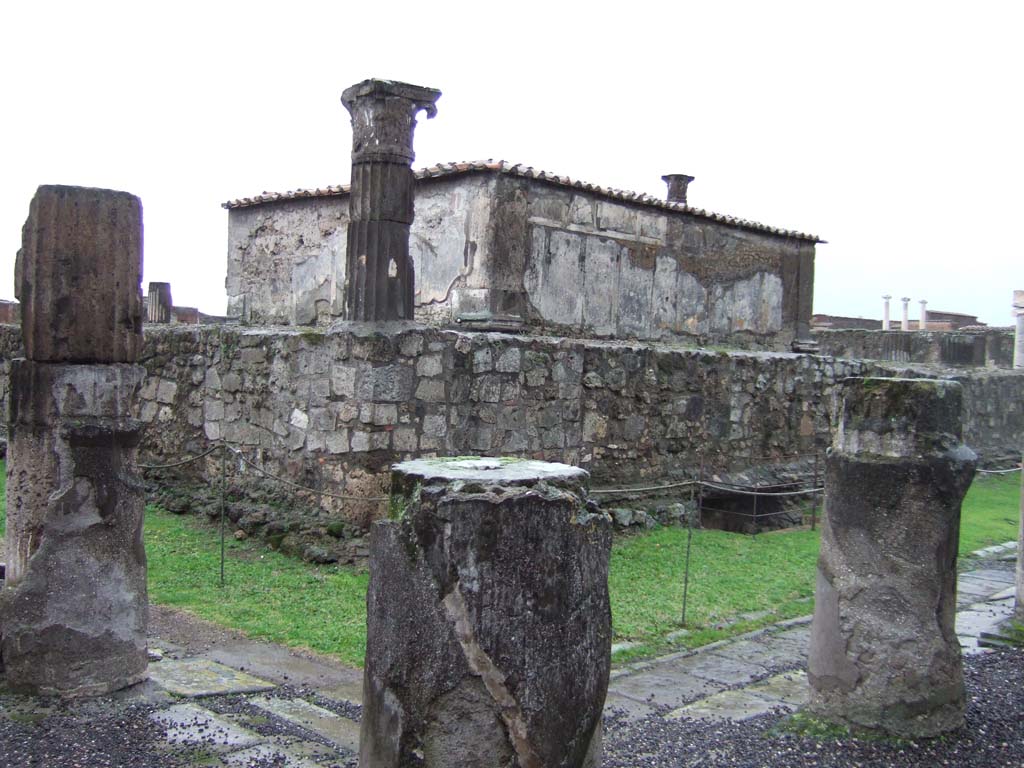 VII.7.32 Pompeii. December 2005. Looking south at north-west corner of podium and cella.