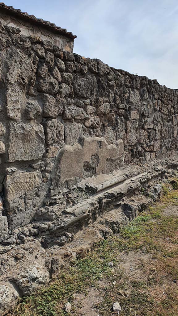 VII.7.32 Pompeii. August 2021. Looking west along north side of podium base.
Foto Annette Haug, ERC Grant 681269 DÉCOR.
