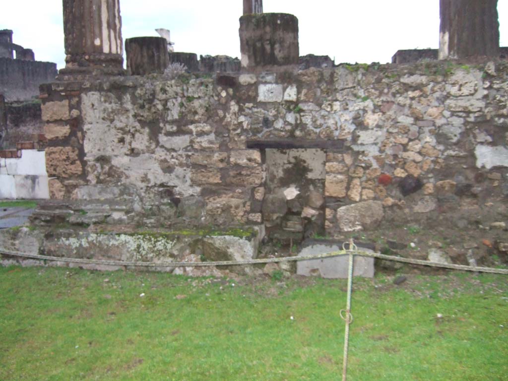 VII.7.32 Pompeii. December 2005. Looking towards east wall of podium. 