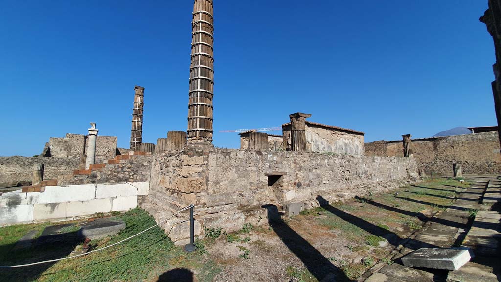 VII.7.32 Pompeii. July 2021. Looking towards east side of steps, cella and podium, from east portico.
Foto Annette Haug, ERC Grant 681269 DÉCOR.

