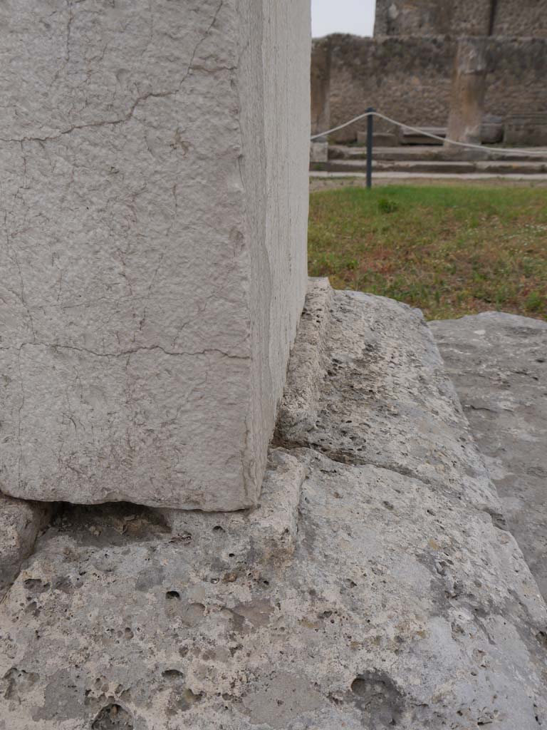 VII.7.32 Pompeii. September 2018.  Looking west along north end of base of altar.
Foto Anne Kleineberg, ERC Grant 681269 DÉCOR.
