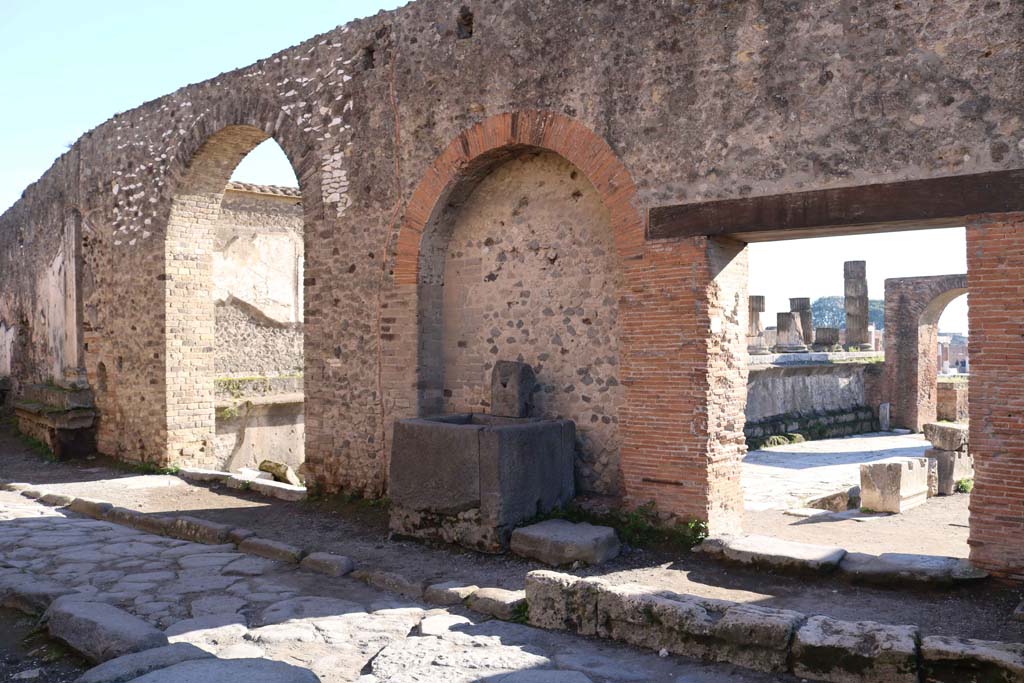 Fountain next to VII.7.26 outside north wall of VII.8 Forum. December 2018. 
Looking south to Forum entrances, on Vicolo dei Soprastanti. Photo courtesy of Aude Durand.
