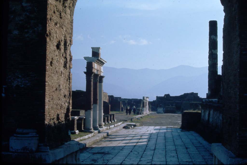 VII.8.00 Pompeii, Arch of Tiberius, 4th December 1971. Looking south through arch into north-east corner of Forum. 
Photo courtesy of Rick Bauer, from Dr George Fay’s slides collection.
