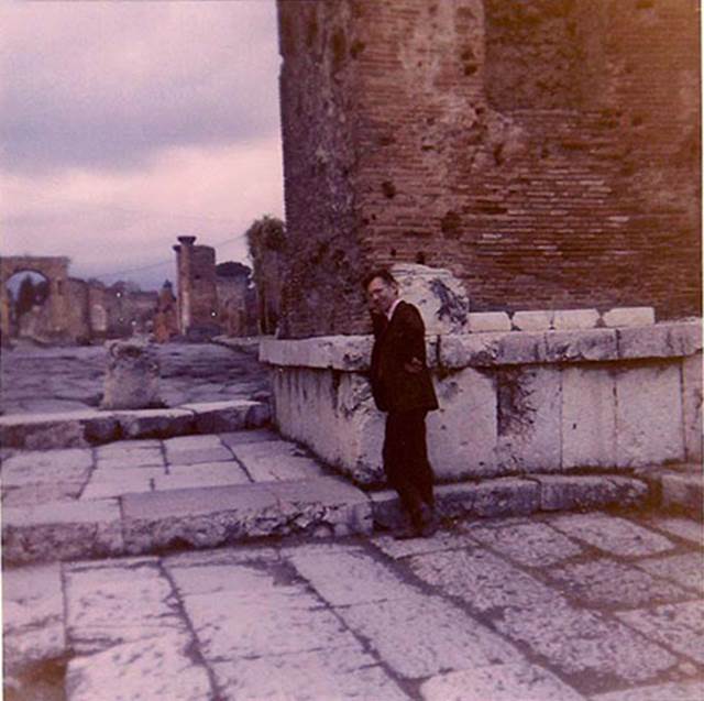 VII.8 Pompeii Forum. 1970s. Looking north through Arch of Tiberius to Via del Foro.