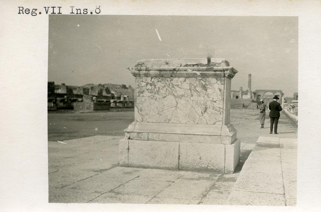 VII.8 Pompeii Forum.Pre-1937-39. Looking north towards marble base from south-east corner.
Photo courtesy of American Academy in Rome, Photographic Archive. Warsher collection no. 124.
