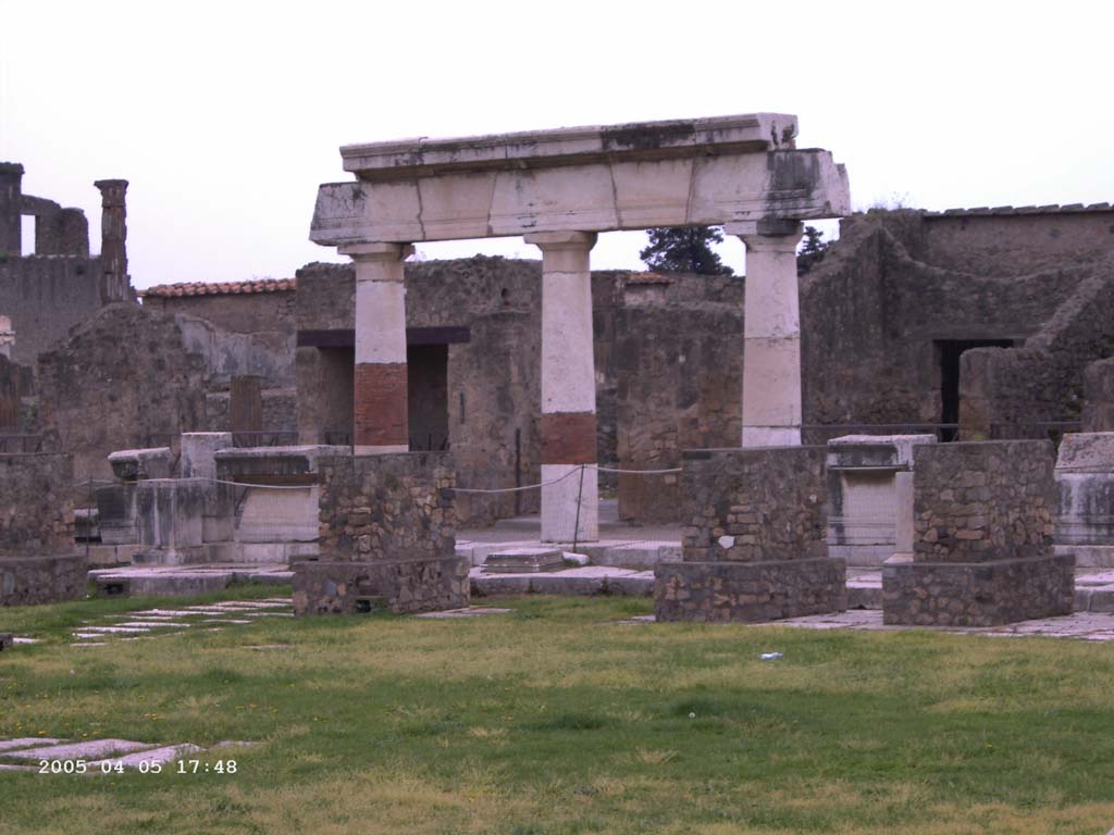 VII.8 Pompeii Forum. April 2005. Looking towards portico on west side with statue bases. Photo courtesy of Klaus Heese.