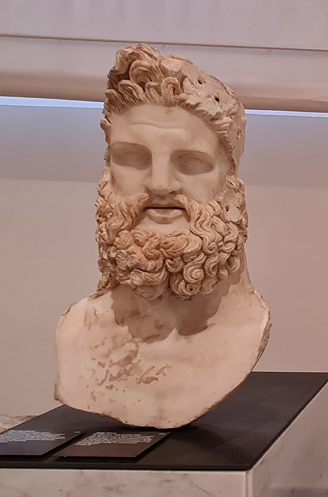 VII.8.1 Pompeii. White marble acrolithic bust of Jupiter. 
It is a replica of the cult statue of the Rome Capitolium created by Apollonius after fire ravaged the temple in 83 a.C.
It can be dated to the phase of reconstruction of the Pompeiian temple during the imperial period.
Now in Naples Archaeological Museum. Inventory number 6266.
