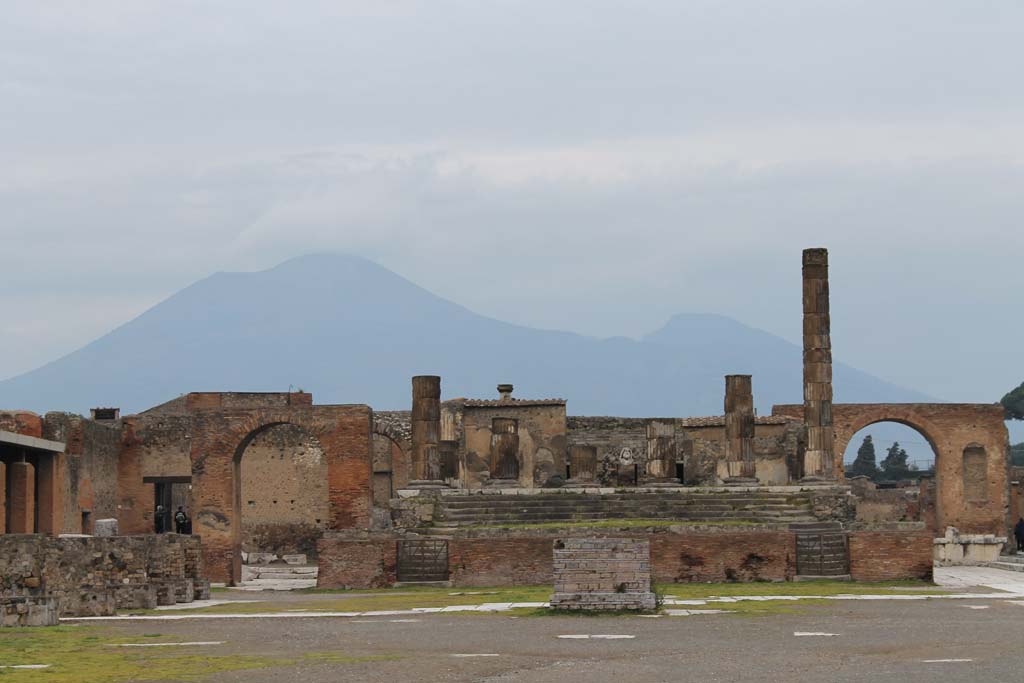 VII.8.1 Pompeii. March 2014. Looking towards north end of Forum and Temple of Jupiter.
Foto Annette Haug, ERC Grant 681269 DÉCOR.
