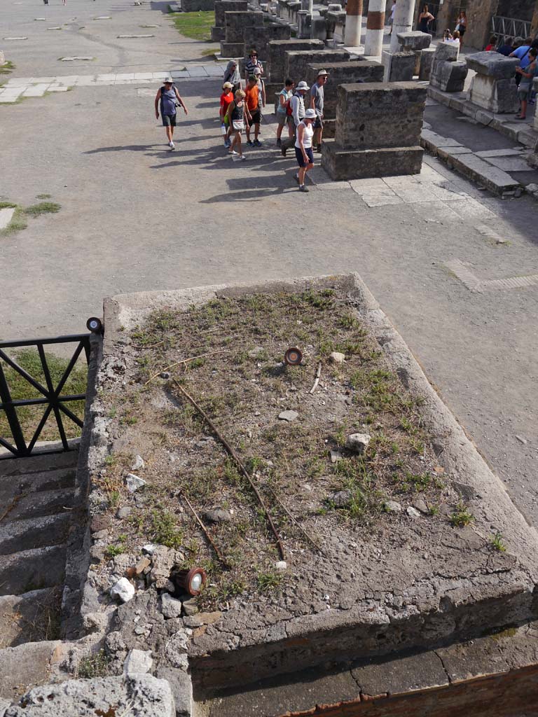 VII.8.1 Pompeii. September 2018. Looking south to Forum, from west side of west steps.
Foto Anne Kleineberg, ERC Grant 681269 DÉCOR.

