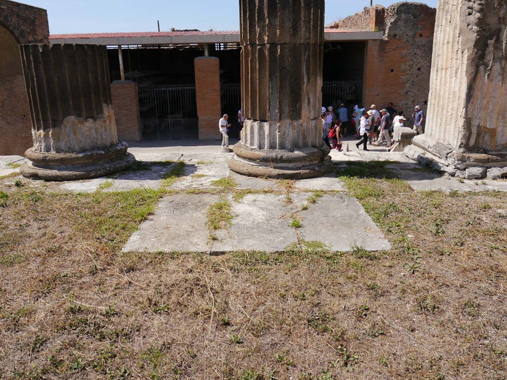 VII.8.01 Pompeii. September 2018. West side of podium. 
Foto Anne Kleineberg, ERC Grant 681269 DÉCOR.
