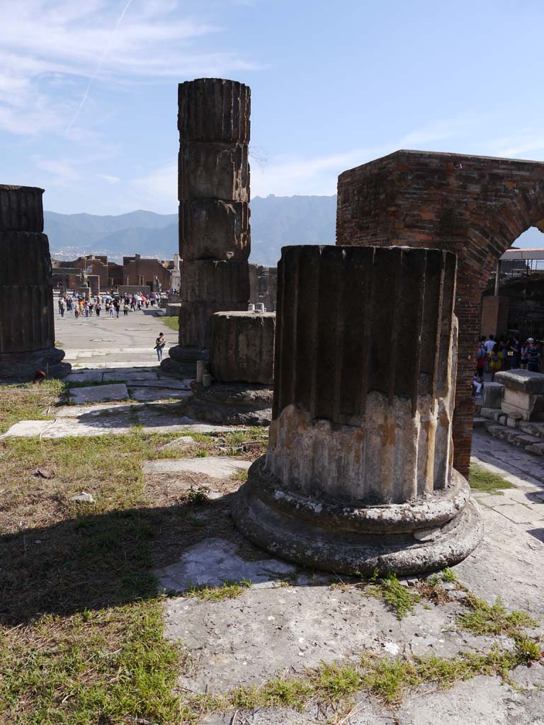 VII.8.01 Pompeii. September 2018. Looking south from west side of podium.
Foto Anne Kleineberg, ERC Grant 681269 DÉCOR.
