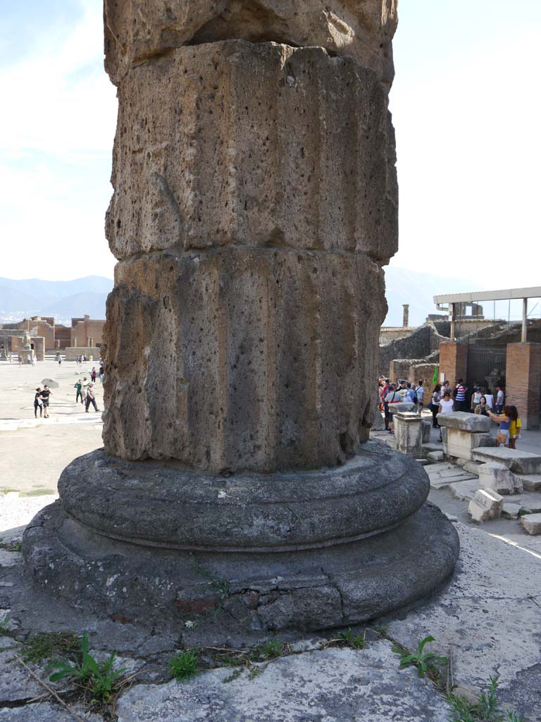VII.8.01 Pompeii. September 2018. Detail of column on south-west corner of podium. 
Foto Anne Kleineberg, ERC Grant 681269 DÉCOR.

