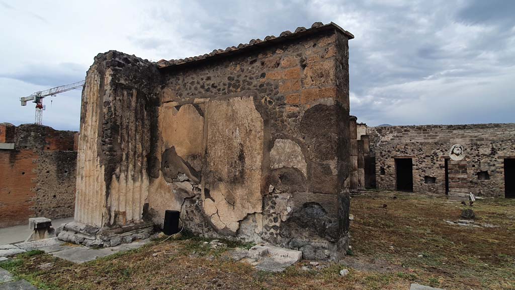 VII.8.1 Pompeii. August 2021. Looking towards Temple wall on west side of doorway.
Foto Annette Haug, ERC Grant 681269 DÉCOR.
