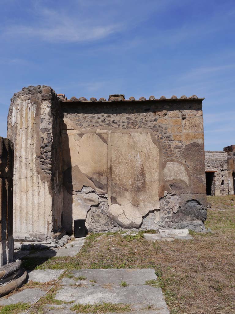 VII.8.01 Pompeii. September 2018. Looking towards Temple wall on west side of doorway.
Foto Anne Kleineberg, ERC Grant 681269 DÉCOR.
