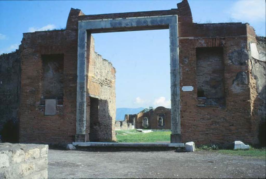 VII.9.1 Pompeii. October 1992. Looking east towards Portico 1, Entrance 6. Photo by Louis M�ric courtesy of Jean-Jacques M�ric.