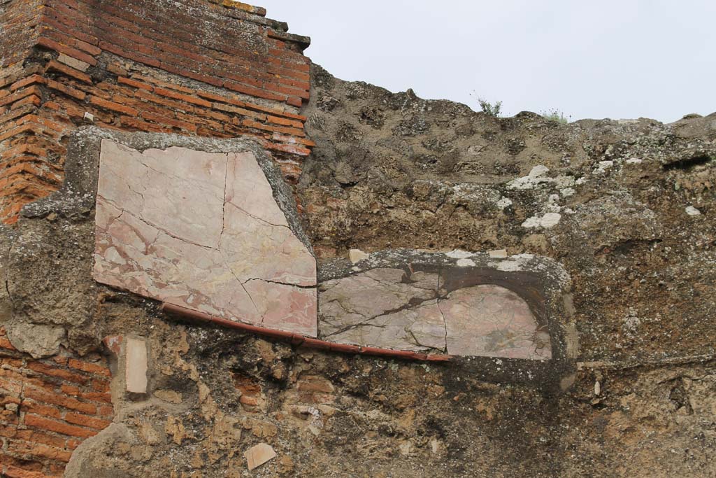 VII.9.1 Pompeii. March 2014. Detail of remaining decoration at north end of apsidal niche 4.
Foto Annette Haug, ERC Grant 681269 DÉCOR.
