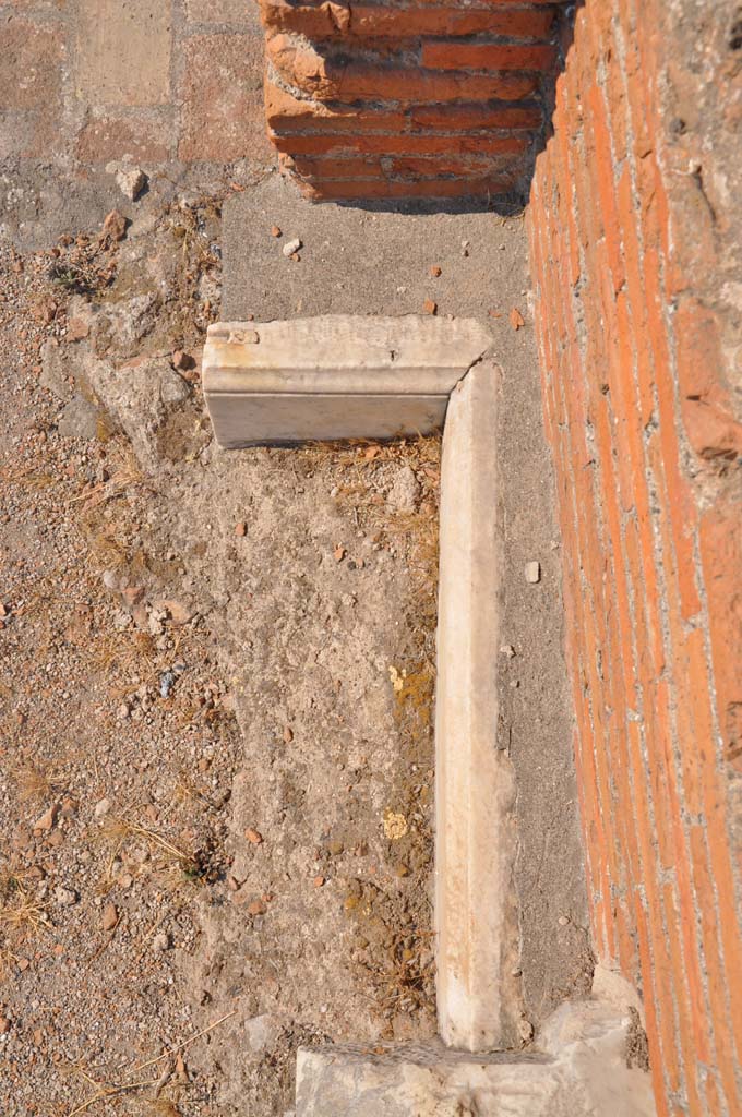 VII.9.2 Pompeii. July 2017. Base of marble on north side of doorway to cella.
Foto Anne Kleineberg, ERC Grant 681269 DÉCOR.
