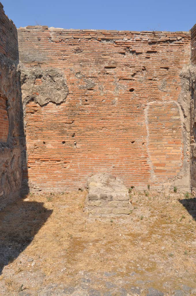 VII.9.2 Pompeii. July 2017. Looking towards east wall of cella with altar.
Foto Anne Kleineberg, ERC Grant 681269 DÉCOR.
