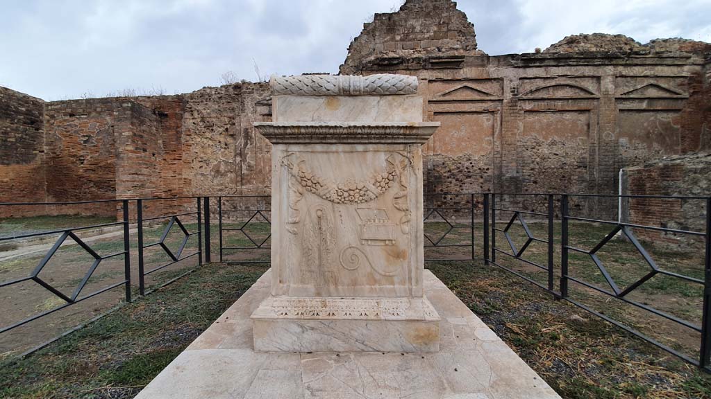 VII.9.2 Pompeii. August 2021. Looking towards south side of altar.
Foto Annette Haug, ERC Grant 681269 DÉCOR


